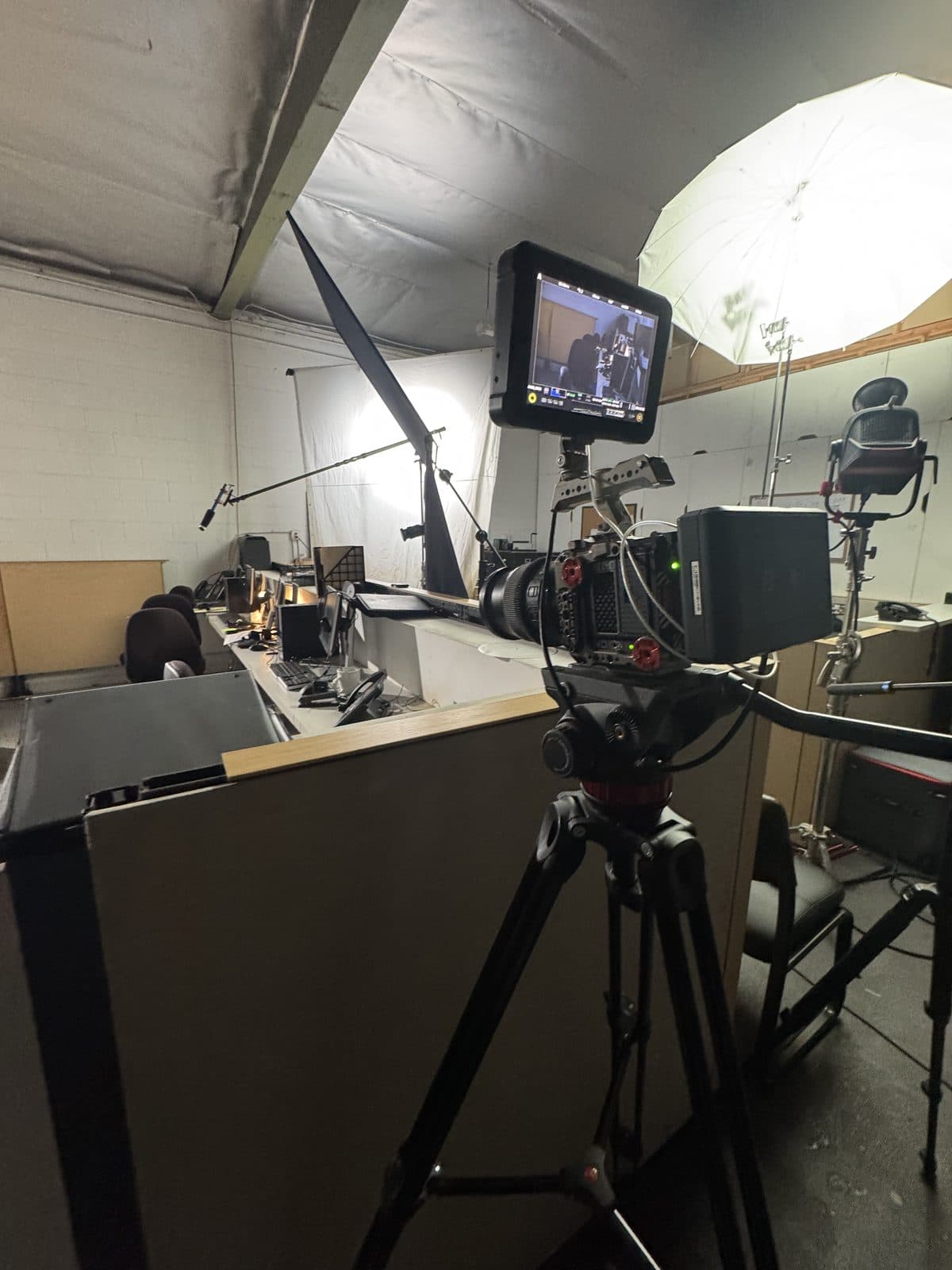 Filmkamera und Monitor am Callcenter-Set