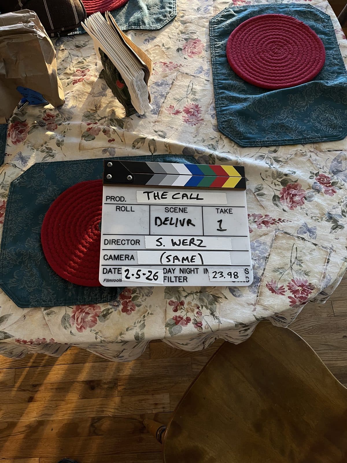 Filmklappe für The Call auf dem Küchentisch