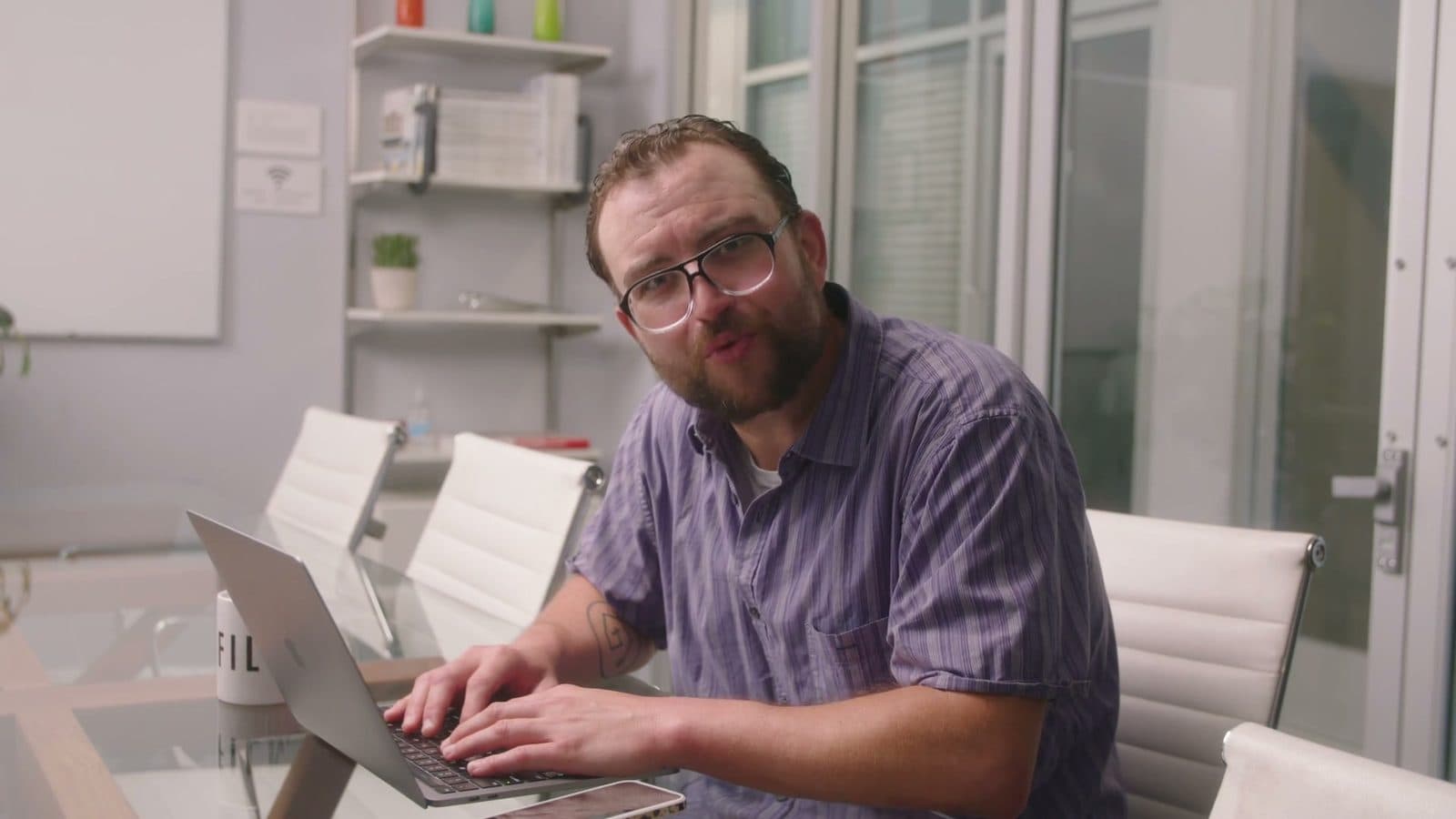 Ein Mann am Laptop im Compose-AI-Film