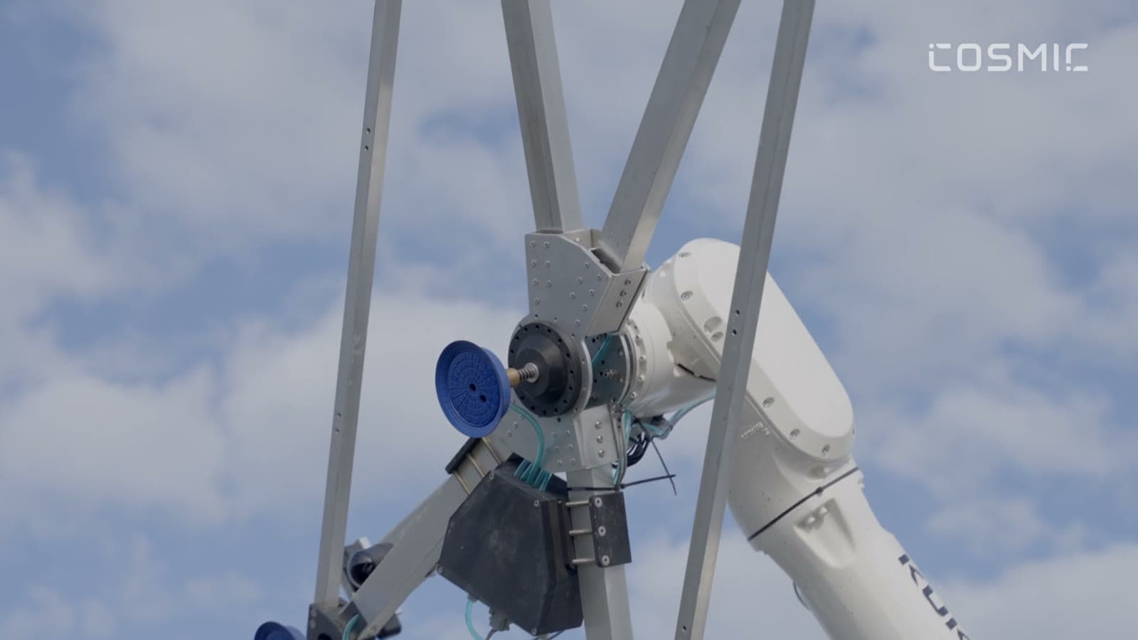 Roboterarm von Cosmic-1 vor dem Himmel